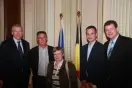 Les représentants du bureau du CSNPH chez le premier Ministre. De gauche à droite : Yves Leterme, Jokke Rombauts, Ingrid Borré, David Lefèbvre, Jean-Marc Delizée