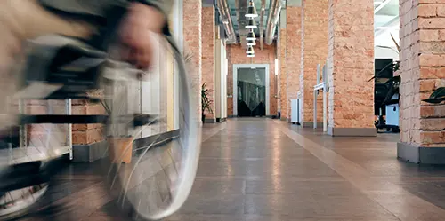 Fauteuil roulant dans le couloir du bureau