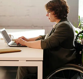 Employée en fauteuil roulant